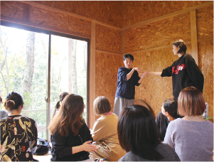 アロママッサージ体験の様子