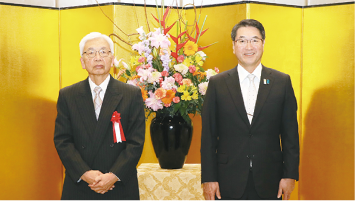 細山さんと新潟市長の写真