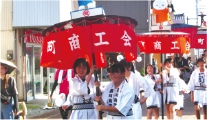 傘鉾の持ち手をしている様子