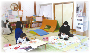 親子が遊んでいる様子