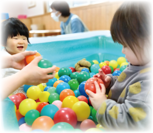 ボールプールで遊ぶ様子