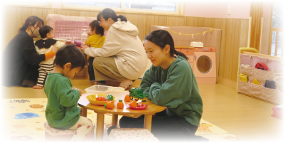 親子でおままごとをしている様子