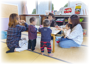 親子が遊んでいる様子