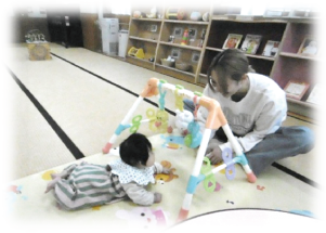 畳のふれあいプレールームで遊ぶ写真