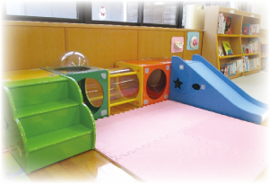 木の遊具の写真