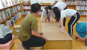 段ボールベッドを組み立てている様子