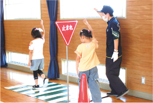 横断歩道の渡り方を連絡している様子
