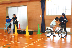 自転車の安全な乗り方を練習している様子