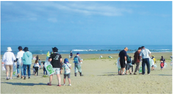 海岸一斉清掃の様子