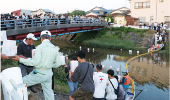 矢川灯籠流しの様子
