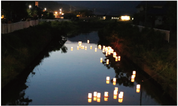 灯籠が矢川を流れる様子