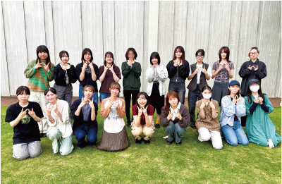 わらアート制作に参加する武蔵野美術大学の学生の皆さんの写真