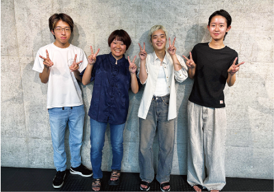 わらアート制作に参加する長岡造形大学の学生の皆さんの写真