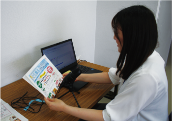 区だより担当が原稿を読み上げ、パソコンへの録音を体験している様子
