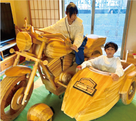 木製乗り物に乗って記念撮影コーナー