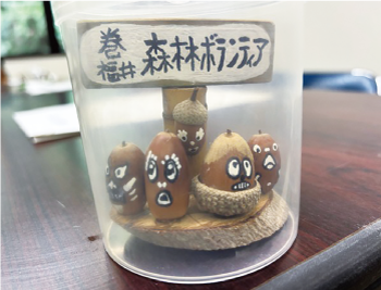 どんぐり工作の様子