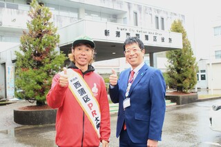 なんばあきひろPR大使とほりみねかず西蒲区長の写真