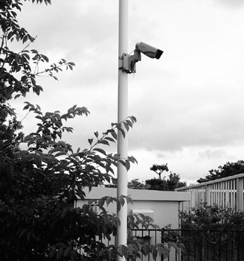 写真　地域の見守りを補完する防犯カメラ（イメージ）