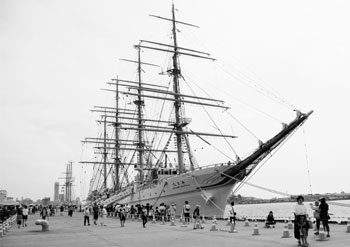 写真　海フェスタにいがたのイベントの一環で行われた帆船「海王丸」の一般公開