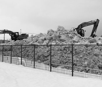 写真　今冬の雪捨て場の様子（北区かぶとやま調整池）