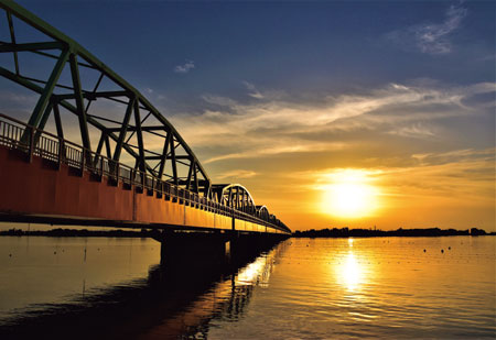 写真　北区と東区を結ぶ阿賀野川に架かる松浜橋