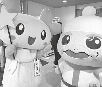 写真　新潟市社協キャラクター「きらりん」（左）と東区応援団長「ぬたりん」