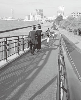 写真　昭和大橋とやすらぎ堤を結ぶスロープ