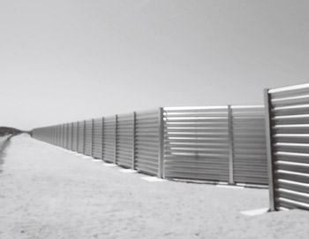 写真　西区に設置されている飛砂防止柵
