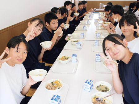 写真　令和6年度までスクールランチ方式だった28中学校で、令和7年度、段階的に食缶方式の給食を導入し、夏休み明けには、57校の全ての中学校で「全員給食」が実現しました。