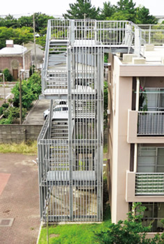 写真　津波避難対策として避難階段を整備した市営船江町住宅