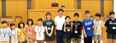 写真　夏休み親子参加の動く市政教室1