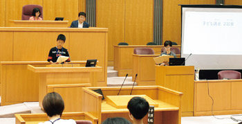 写真　夏休み親子参加の動く市政教室2
