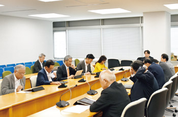 写真　大都市制度・行財政改革調査特別委員会