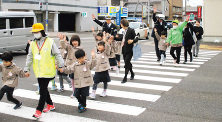 写真　春の入学前に、こどもたちが安全に通学できるように交通安全教室が広く行われています。