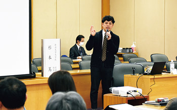 写真　講演中の杉本篤言氏