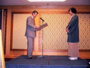 火坂さんに表彰状を贈呈する篠田市長
