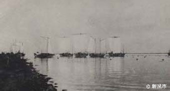船が並ぶ明治期の信濃川河口