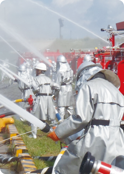 諏訪さんは消防ポンプを操作する機関係（がかり）。放水訓練の様子