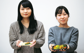 県立大学健康栄養学科3年　山田真央さん（左）、丸山真希さん（右）