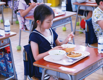 関屋小学校1年生の給食の様子