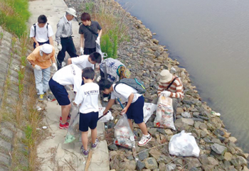 中学生と一緒に新川を清掃