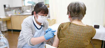 市内医療機関での新型コロナワクチン接種の様子