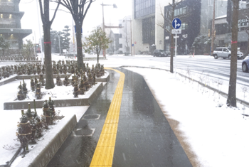 市役所前バスターミナル歩道の融雪