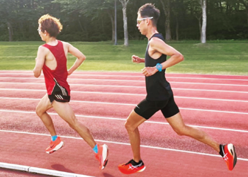 妙高高原で走り込む永田選手（写真右）