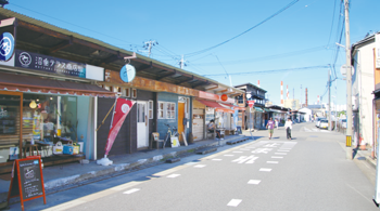 歴史を感じさせる長屋式の建物。全23店舗