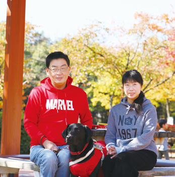 左・柾木裕明さんと盲導犬マーベル　右・穴水泰子さん