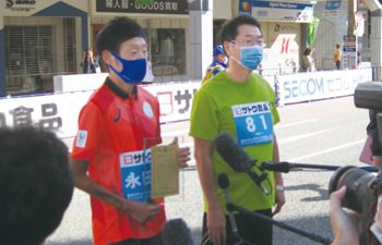 10月10日に「新潟シティマラソン2021ランニングフェスティバル×にいがた2km」会場で行われた永田選手への表彰式の様子