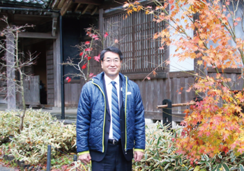 中野邸記念館本館前。周辺は石油の世界館、里山ビジターセンター、白玉の滝など見どころが多い