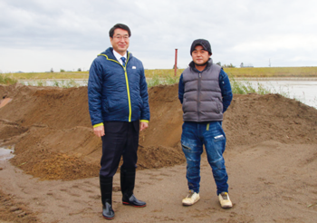 臼井砂採取協同組合の中川実（みのる）さん（右）。信濃川の水で洗われた良質な砂が採れる