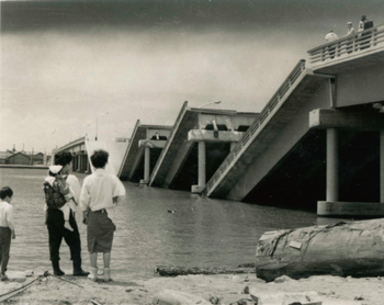 新潟地震によって落下した昭和大橋（昭和39年）。当時の被害状況が記録されている